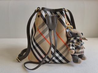 (Category: ) located in . Submitted by luxcloset.shop (Listing ID 1423968227, Image 1). Description: .