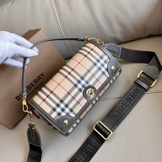(Category: ) located in . Submitted by luxcloset.shop (Listing ID 1423970582, Image 1). Description: .