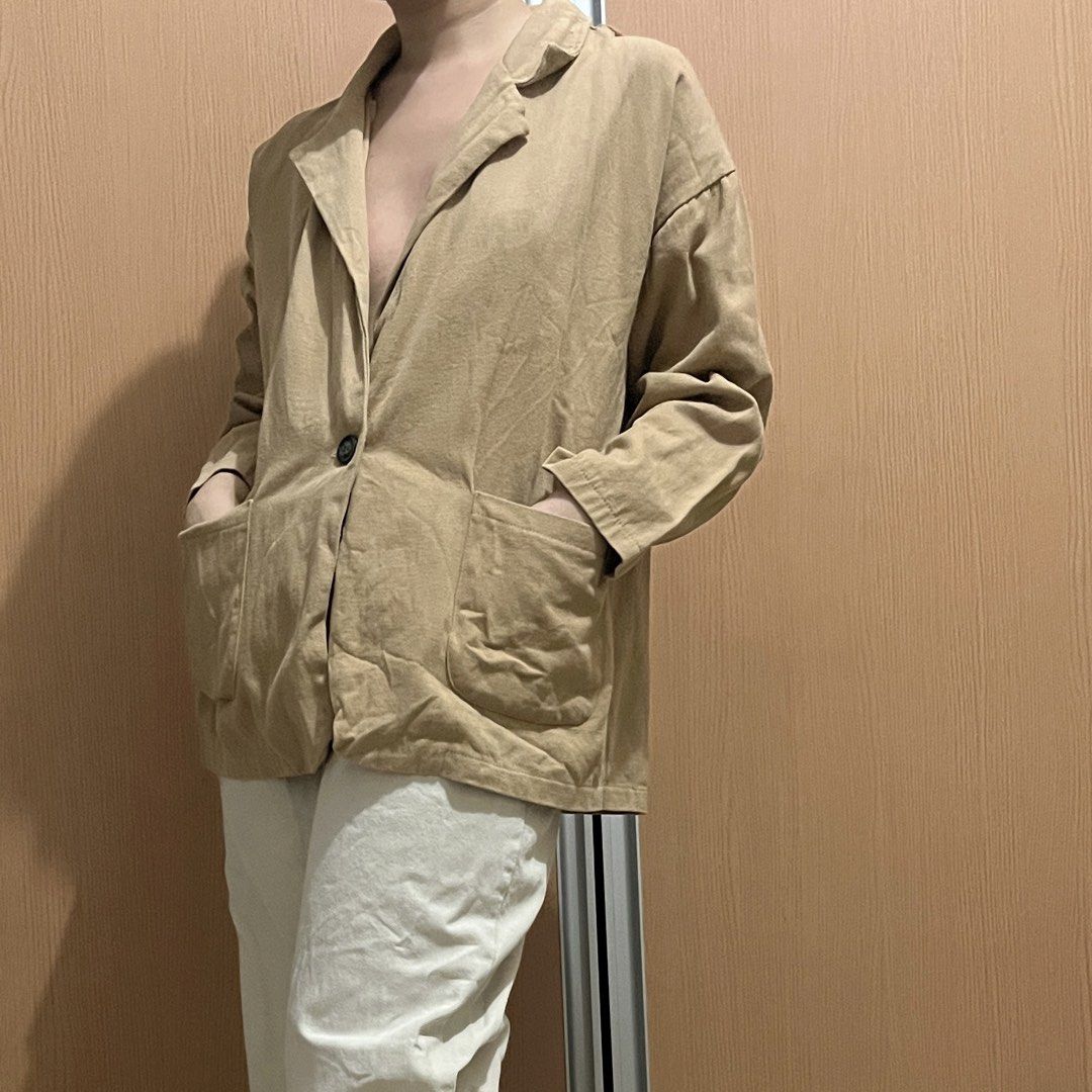 Beige Blazer with Pockets (Category: Coats, Jackets and Outerwear) located in Makati City. Submitted by sixelaa (Listing ID 1423842356, Image 3). Description: - Beige blazer - Single button closure - Two front pockets - Classic lapel collar - Long sleeves - Soft, possibly linen-like fabric - Relaxed fit - Versatile neutral color - Ideal for layering.