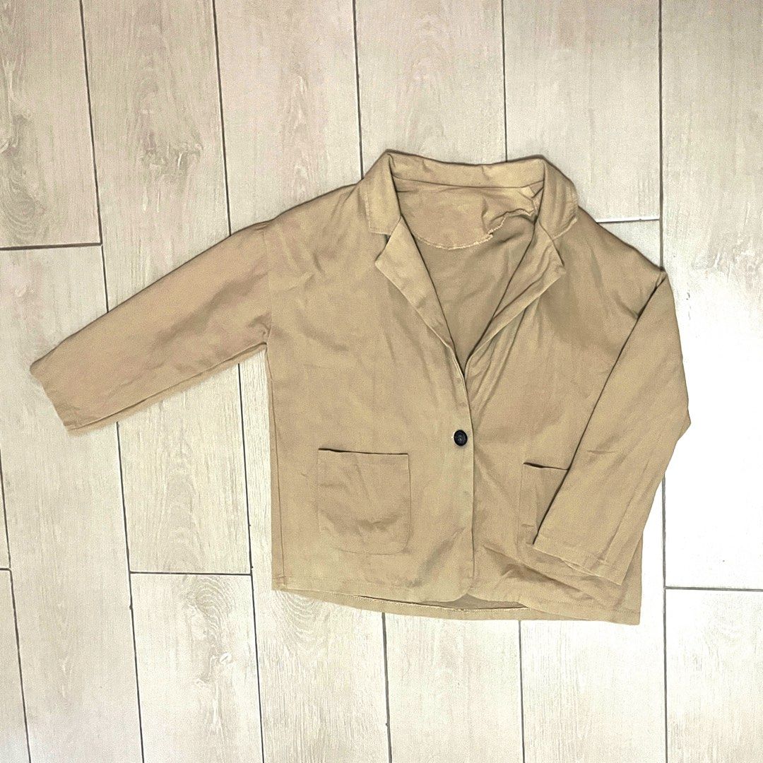 Beige Blazer with Pockets (Category: Coats, Jackets and Outerwear) located in Makati City. Submitted by sixelaa (Listing ID 1423842356, Image 1). Description: - Beige blazer - Single button closure - Two front pockets - Classic lapel collar - Long sleeves - Soft, possibly linen-like fabric - Relaxed fit - Versatile neutral color - Ideal for layering.