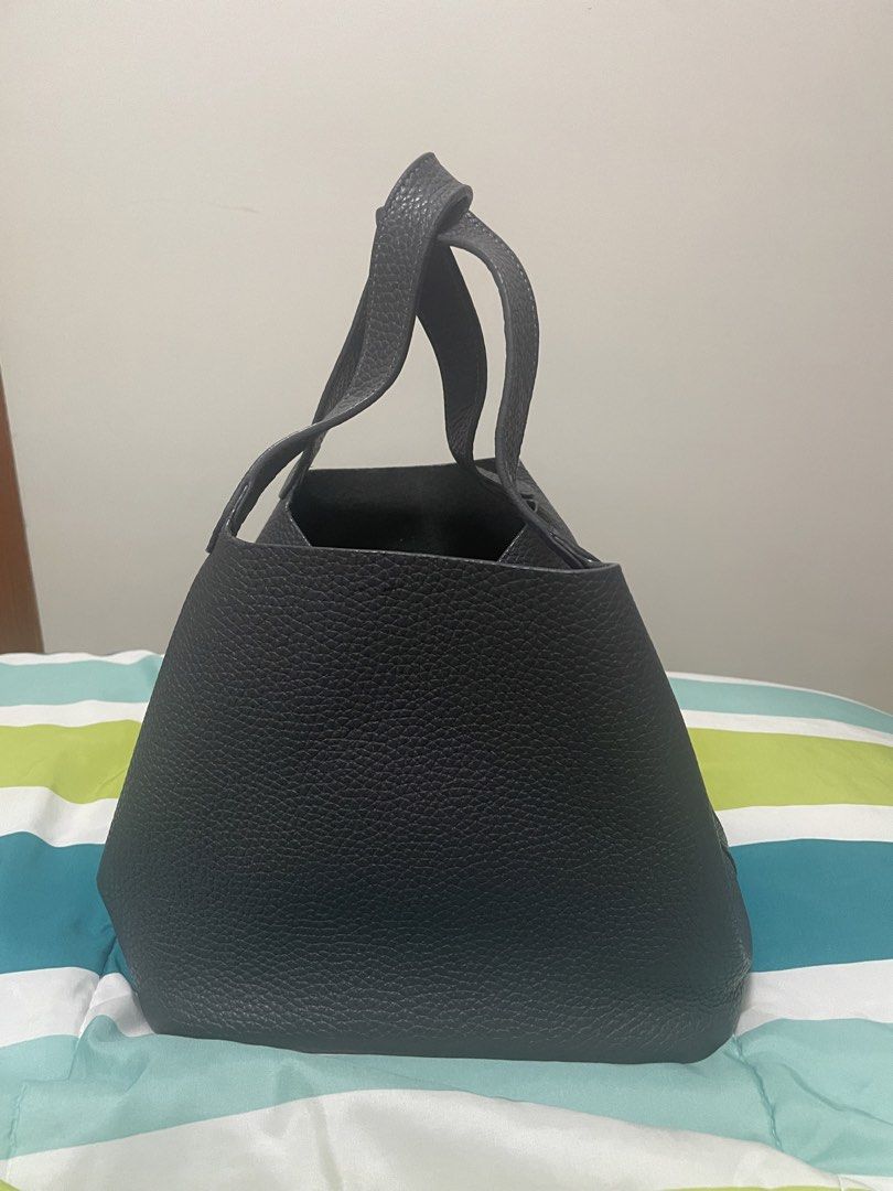 Black Leather Bucket Bag with Top Handle (Category: Shoulder Bags) located in Manila. Submitted by misyeli (Listing ID 1423926118, Image 3). Description: - Stylish black bucket /hand bag - Pebbled leather - Features a top handle - Textured exterior - Structured design - Simple and elegant look - Comfortable to carry - Durable material - Ideal for everyday use.