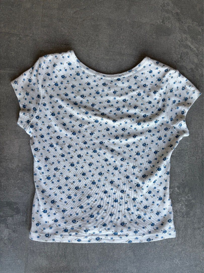 Brandy Melville Floral Crop Top (Category: Sleeveless) located in Cavite. Submitted by pre.chesca (Listing ID 1423839042, Image 2). Description: - cute brandy i got from singapore way back .