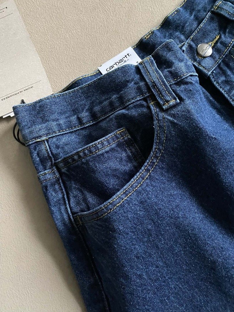 全新Carhartt 牛仔褲Carhartt jeans Carhartt褲CarharttTrousers （分類：牛仔褲）位於 Hong Kong。 由 lamlamhome2 提交（商品編號 1423798760，圖片 9）。簡介： 春款上新Carhartt WIP牛仔褲早春新品經典方形LOGO石洗寬版直筒牛仔褲 石磨洗的工藝讓牛仔布帶着自然做舊的肌理，不是那種生硬的磨白，而是像穿了多年的老牛仔一樣有質感，摸起來軟乎乎的還不塌形。直筒剪裁對身材的包容度絕了，梨形、微胖穿都能藏肉，褲型利落又不會緊繃，走路帶風的鬆弛感直接拉滿～ 卡哈特經典方形貼布小標戳在口袋邊，低調又有辨識度 ，隨便搭配白T、工裝夾克都有範兒，正常牛仔厚度，四季可穿！ 顏色:淺藍 牛仔藍 深藍 尺碼:S M L XL 訂貨需要1-2星期 可以payme alipay fps。