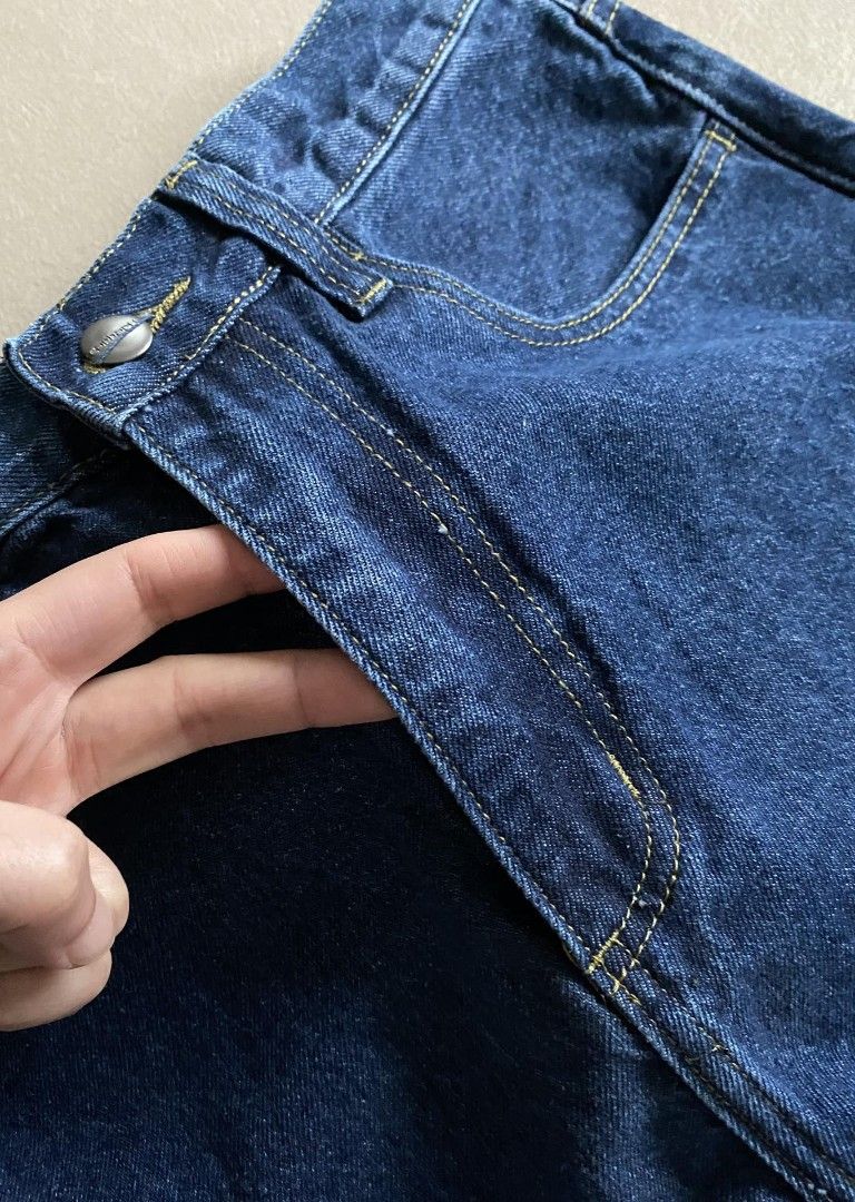 全新Carhartt 牛仔褲Carhartt jeans Carhartt褲CarharttTrousers （分類：牛仔褲）位於 Hong Kong。 由 lamlamhome2 提交（商品編號 1423798760，圖片 7）。簡介： 春款上新Carhartt WIP牛仔褲早春新品經典方形LOGO石洗寬版直筒牛仔褲 石磨洗的工藝讓牛仔布帶着自然做舊的肌理，不是那種生硬的磨白，而是像穿了多年的老牛仔一樣有質感，摸起來軟乎乎的還不塌形。直筒剪裁對身材的包容度絕了，梨形、微胖穿都能藏肉，褲型利落又不會緊繃，走路帶風的鬆弛感直接拉滿～ 卡哈特經典方形貼布小標戳在口袋邊，低調又有辨識度 ，隨便搭配白T、工裝夾克都有範兒，正常牛仔厚度，四季可穿！ 顏色:淺藍 牛仔藍 深藍 尺碼:S M L XL 訂貨需要1-2星期 可以payme alipay fps。