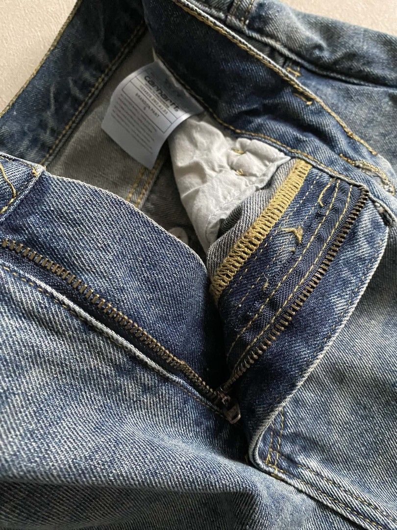 全新Carhartt 牛仔褲Carhartt jeans Carhartt褲CarharttTrousers （分類：牛仔褲）位於 Hong Kong。 由 lamlamhome2 提交（商品編號 1423798760，圖片 10）。簡介： 春款上新Carhartt WIP牛仔褲早春新品經典方形LOGO石洗寬版直筒牛仔褲 石磨洗的工藝讓牛仔布帶着自然做舊的肌理，不是那種生硬的磨白，而是像穿了多年的老牛仔一樣有質感，摸起來軟乎乎的還不塌形。直筒剪裁對身材的包容度絕了，梨形、微胖穿都能藏肉，褲型利落又不會緊繃，走路帶風的鬆弛感直接拉滿～ 卡哈特經典方形貼布小標戳在口袋邊，低調又有辨識度 ，隨便搭配白T、工裝夾克都有範兒，正常牛仔厚度，四季可穿！ 顏色:淺藍 牛仔藍 深藍 尺碼:S M L XL 訂貨需要1-2星期 可以payme alipay fps。