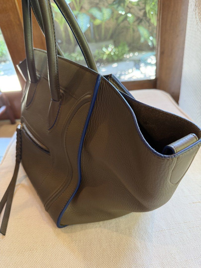 Celine Phantom Bag for Sale (Category: Luxury Bags & Wallets) located in Quezon City. Submitted by missalex87 (Listing ID 1423841629, Image 3). Description: Celine Phantom Bag Khaki color with blue trim gold handware inner lining is khaki suede Length : 30 cm Height : 28 cm Width : 26 cm includes Celine Cards and Receipt (DFS Hong Kong) pm me to inquire about the item rfs: decluttering .