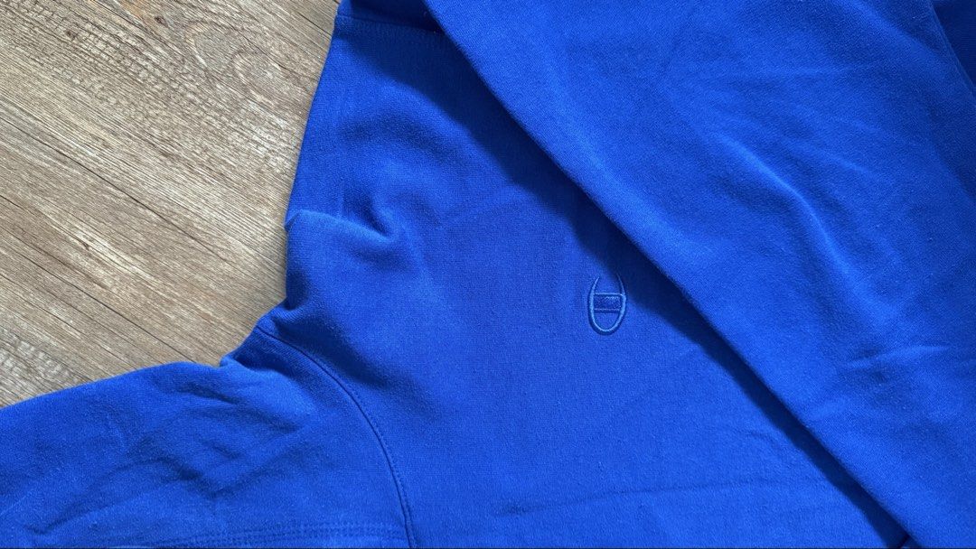 Champion Blue Hoodie (Category: Hoodies) located in San Pablo. Submitted by chinitokiddd (Listing ID 1423864628, Image 2). Description: - Champion hoodie - Vibrant blue color - Size: L/G - Drawstring hood - Champion logo on chest - Light grey hood lining - Made in Honduras.