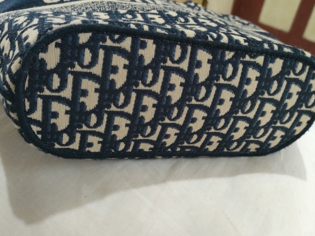 Christian Dior (Category: Luxury Bags & Wallets) located in Sindangan. Submitted by branden_line (Listing ID 1423798839, Image 3). Description: Christian Dior tote bag in very good condition.