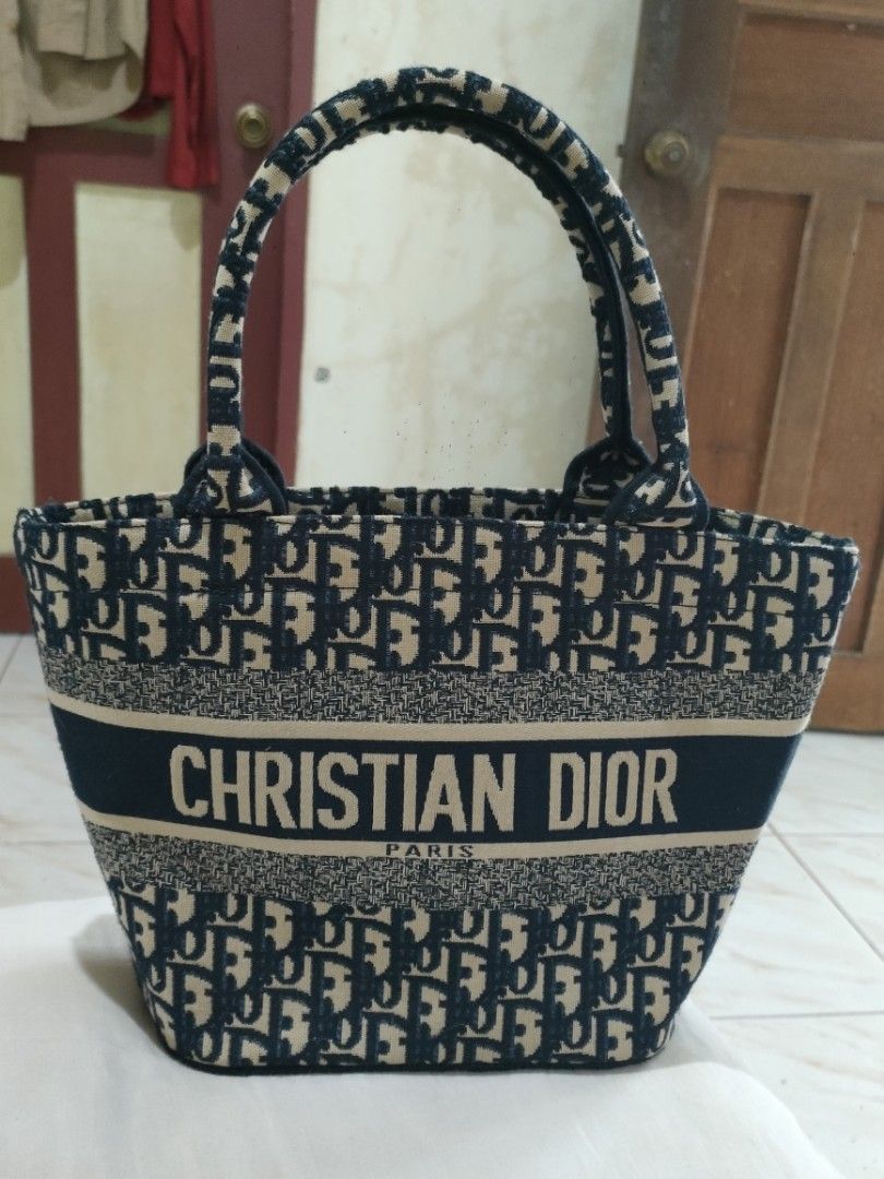 Christian Dior (Category: Luxury Bags & Wallets) located in Sindangan. Submitted by branden_line (Listing ID 1423798839, Image 1). Description: Christian Dior tote bag in very good condition.