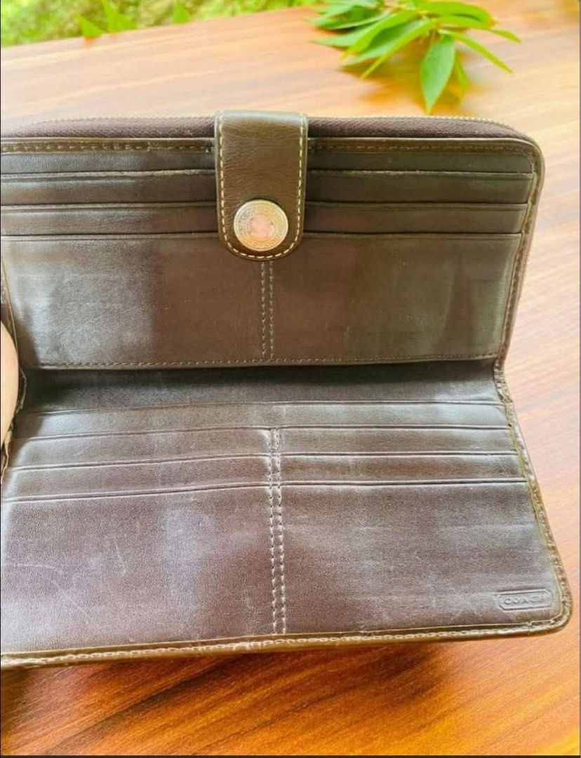 Coach long wallet (Category: Wallets & Card holders) located in Oroquieta. Submitted by quickforest_8a519b (Listing ID 1423914218, Image 2). Description: ykk zip spacious genuine leather/canvass combination.