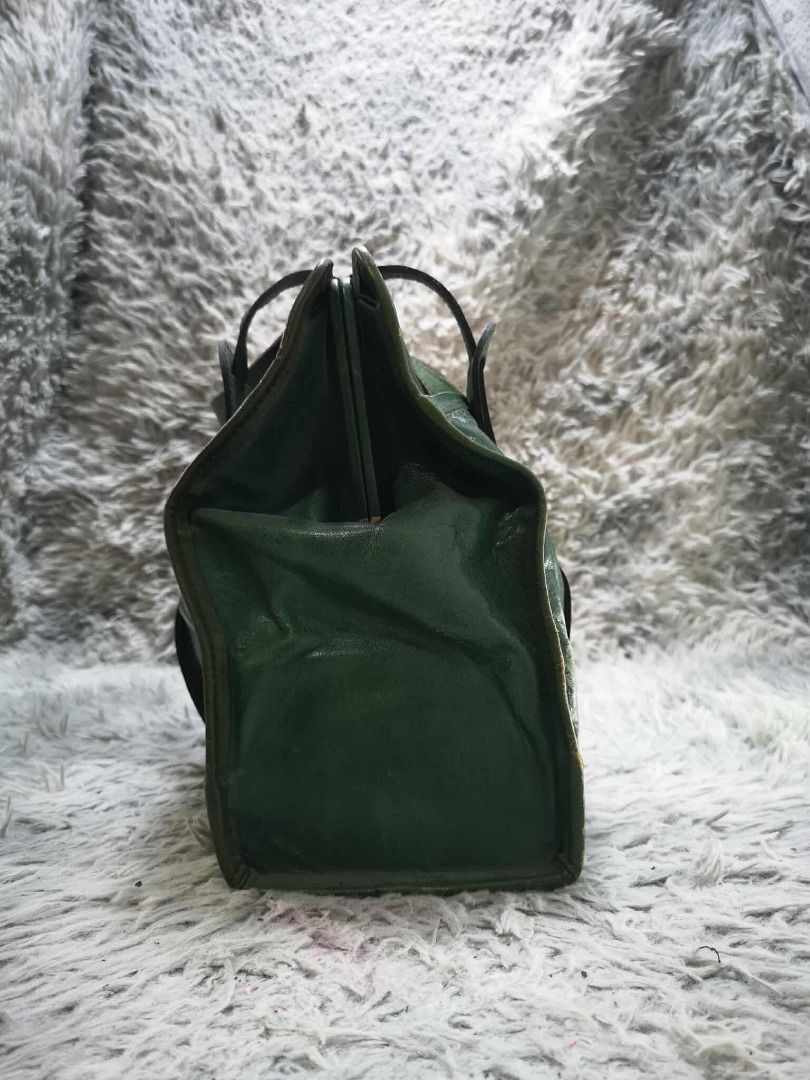Dark green leather Push Lock Hand Bag (Category: Tote Bags) located in Santa Cruz. Submitted by jmy_surplus.2 (Listing ID 1423874568, Image 2). Description: Size ; L - 12 W - 15.5 Color ; Green Type ; Hand Bag Brand ; No brand Material ; Leather Style ; Green Leather Hand Bag LR 142 JMY 5 Batch #190.