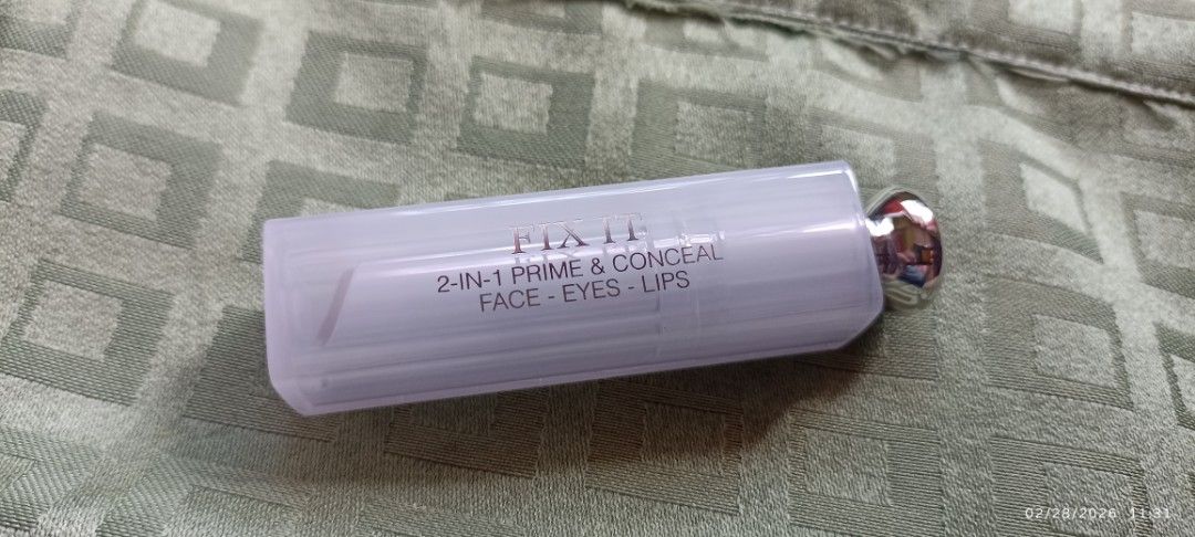 Dior Fix It 2-in-1 Prime & Conceal (Category: Makeup) located in Marikina City. Submitted by bongdiego (Listing ID 1423813485, Image 1). Description: All-rounded concealer for perfect makeup or touch-ups. Helps hide pores fine lines blemishes & dark spots on face. Creates a unified flawless complexion. Effectively reduces the appearance of under-eye dark circles to refresh tired eyes. Also works as a primer on the lips to smooth out the surface &