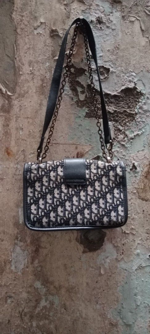 Dior Oblique Saddle Bag (Category: Luxury Bags & Wallets) located in Manila. Submitted by carlitoboh66625 (Listing ID 1423847660, Image 2). Description: - Authentic Dior Oblique Saddle Bag - Iconic Dior monogram design - Black leather strap with chain detailing - Gold-tone 'CD' buckle closure - Black leather interior lining - Versatile design for everyday or special events.