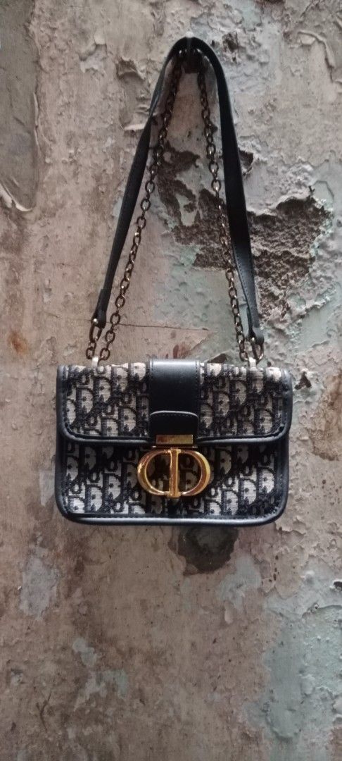 Dior Oblique Saddle Bag (Category: Luxury Bags & Wallets) located in Manila. Submitted by carlitoboh66625 (Listing ID 1423847660, Image 1). Description: - Authentic Dior Oblique Saddle Bag - Iconic Dior monogram design - Black leather strap with chain detailing - Gold-tone 'CD' buckle closure - Black leather interior lining - Versatile design for everyday or special events.