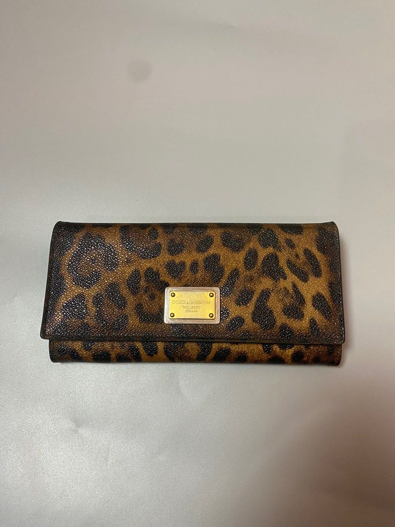 Dolce & Gabbana Leopard Print Wallet (Category: Luxury Bags & Wallets) located in Quezon City. Submitted by loloyz123 (Listing ID 1423917682, Image 1). Description: Dolce & Gabbana Dark Brown Leopard Condition: Good/ Light Used Color rate: 9.7/10 Size: L: 3.5 W: 7.5 inches.