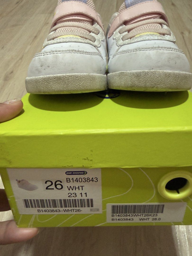 Dr. Kong White Sneakers Size 26 (Category: Sneakers) located in Limay. Submitted by kaayyyeee (Listing ID 1423843917, Image 2). Description: - Dr. Kong white sneakers - Size 26 - Designed for children - Features a pink strap - Velcro strap for easy wear - Includes original box - White color with some signs of wear.