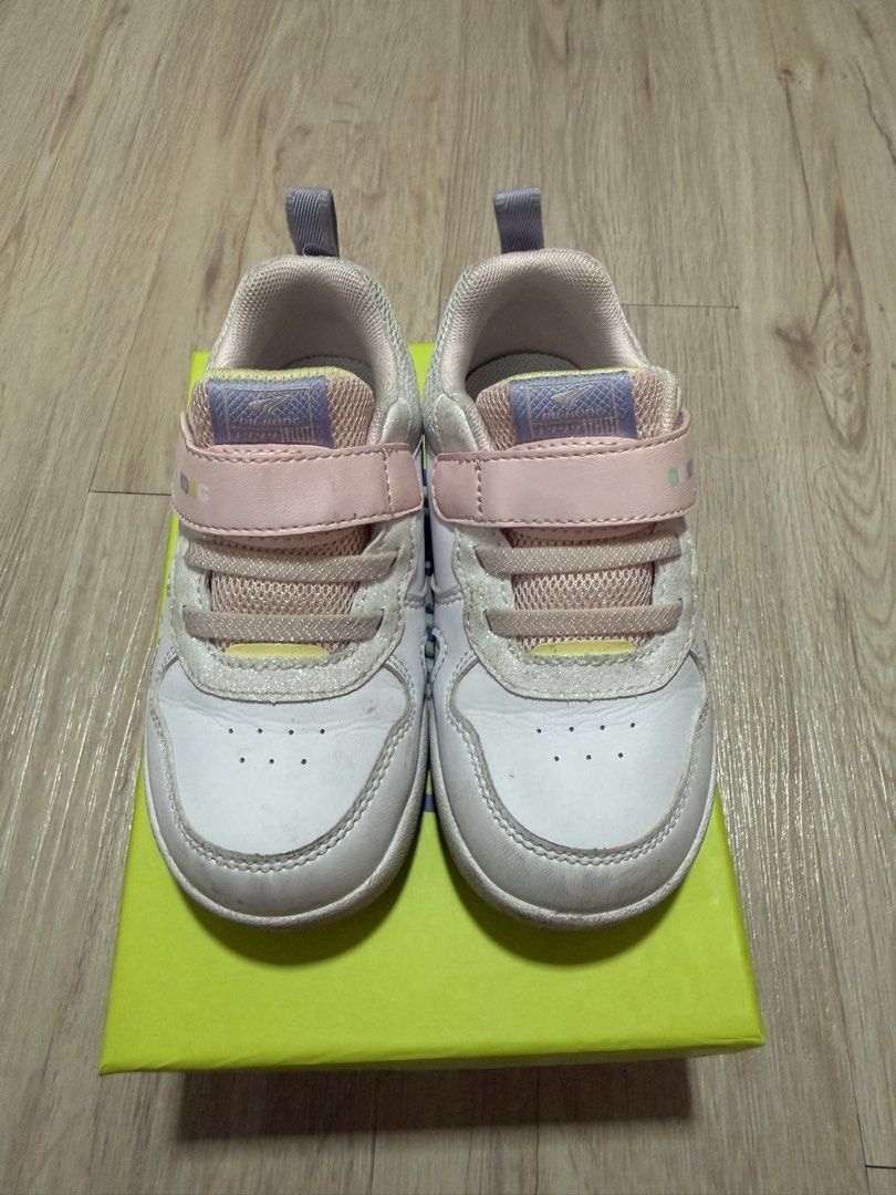 Dr. Kong White Sneakers Size 26 (Category: Sneakers) located in Limay. Submitted by kaayyyeee (Listing ID 1423843917, Image 1). Description: - Dr. Kong white sneakers - Size 26 - Designed for children - Features a pink strap - Velcro strap for easy wear - Includes original box - White color with some signs of wear.