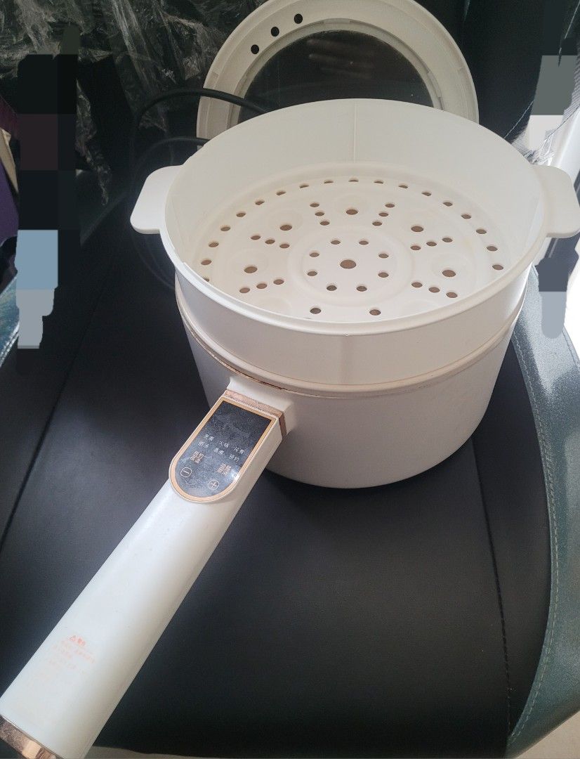 Electric Multi-Function Cooker （分類：鍋具）位於 Hong Kong。 由 yki566 提交（商品編號 1423832743，圖片 3）。簡介： Electric multi-function cooker features a white body with a steamer insert. It has a long with control buttons. It includes a lid and a steamer basket for versatile use. The design is compact and suitable for small spaces.。