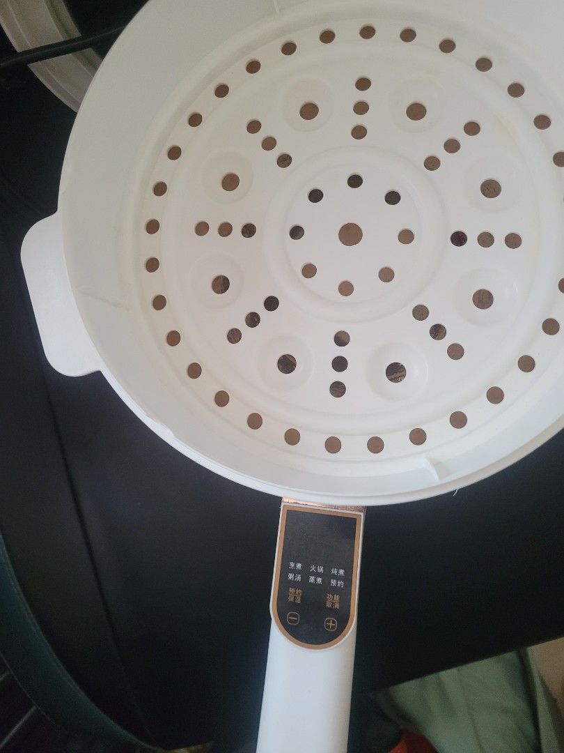 Electric Multi-Function Cooker （分類：鍋具）位於 Hong Kong。 由 yki566 提交（商品編號 1423832743，圖片 2）。簡介： Electric multi-function cooker features a white body with a steamer insert. It has a long with control buttons. It includes a lid and a steamer basket for versatile use. The design is compact and suitable for small spaces.。