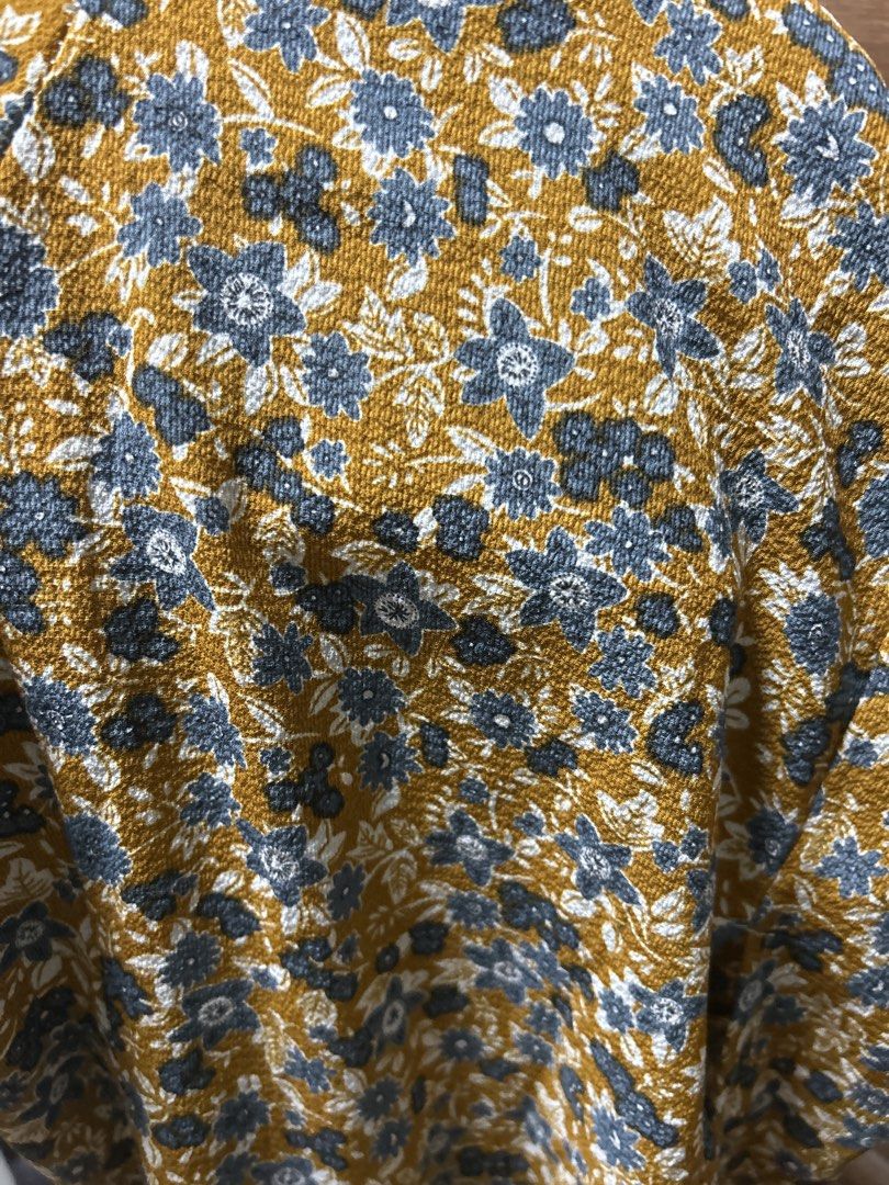 Floral Flowy Pants w/ Slit (Category: Other Bottoms) located in Manila. Submitted by hhhopspp (Listing ID 1423925721, Image 2). Description: Wide leg, flowy pants Super comfy Has slits on the bottom sides Best fits S, has garter around the back.
