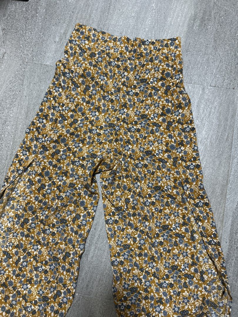 Floral Flowy Pants w/ Slit (Category: Other Bottoms) located in Manila. Submitted by hhhopspp (Listing ID 1423925721, Image 1). Description: Wide leg, flowy pants Super comfy Has slits on the bottom sides Best fits S, has garter around the back.