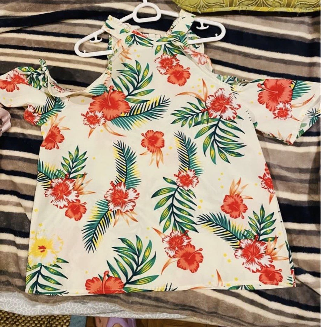Floral Off-Shoulder Top - Size 10 (Category: Babies & Kids Fashion) located in Paranaque City. Submitted by arianem031087 (Listing ID 1423912855, Image 1). Description: - Floral off-shoulder top - Features a vibrant floral print with red hibiscus flowers and green leaves - Halter neckline - Flutter sleeves - Size: EU 140 / US 10Y - Made in China Age: 6/7/8 maximum of 9.