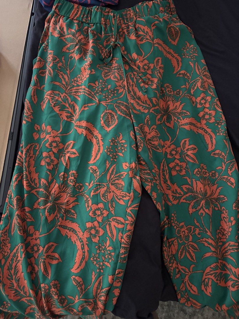 Floral Print Wide Leg Pants (Category: Other Bottoms) located in Manila. Submitted by gabbieeigenmann (Listing ID 1423835028, Image 1). Description: - Wide-leg pants with vibrant floral print - Colors: Green and orange - Elastic waistband with drawstring - Lightweight fabric - Comfortable and stylish fit - Perfect for warm weather.