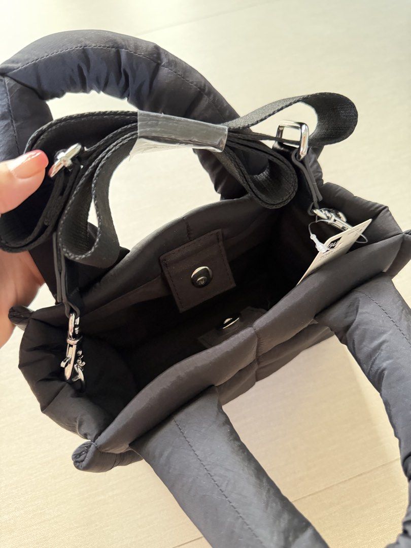 GU Japan puff mini shoulder bag black (Category: Tote Bags) located in Makati City. Submitted by allthings888 (Listing ID 1423817960, Image 2). Description: Brand new with tag. Authentic GU PUFF MINI SHOULDER BAG from Japan 🇯🇵 super cute! Can be worn as hand bag, crossbody or shoulder bag. Adjustable strap ❣️Payment via bank transfer or Gcash ❣️Pickup / Meet ups in Makati OR Grab / Lalamove at buyer’s expense ❣️LBC / J&T shipping for provincial