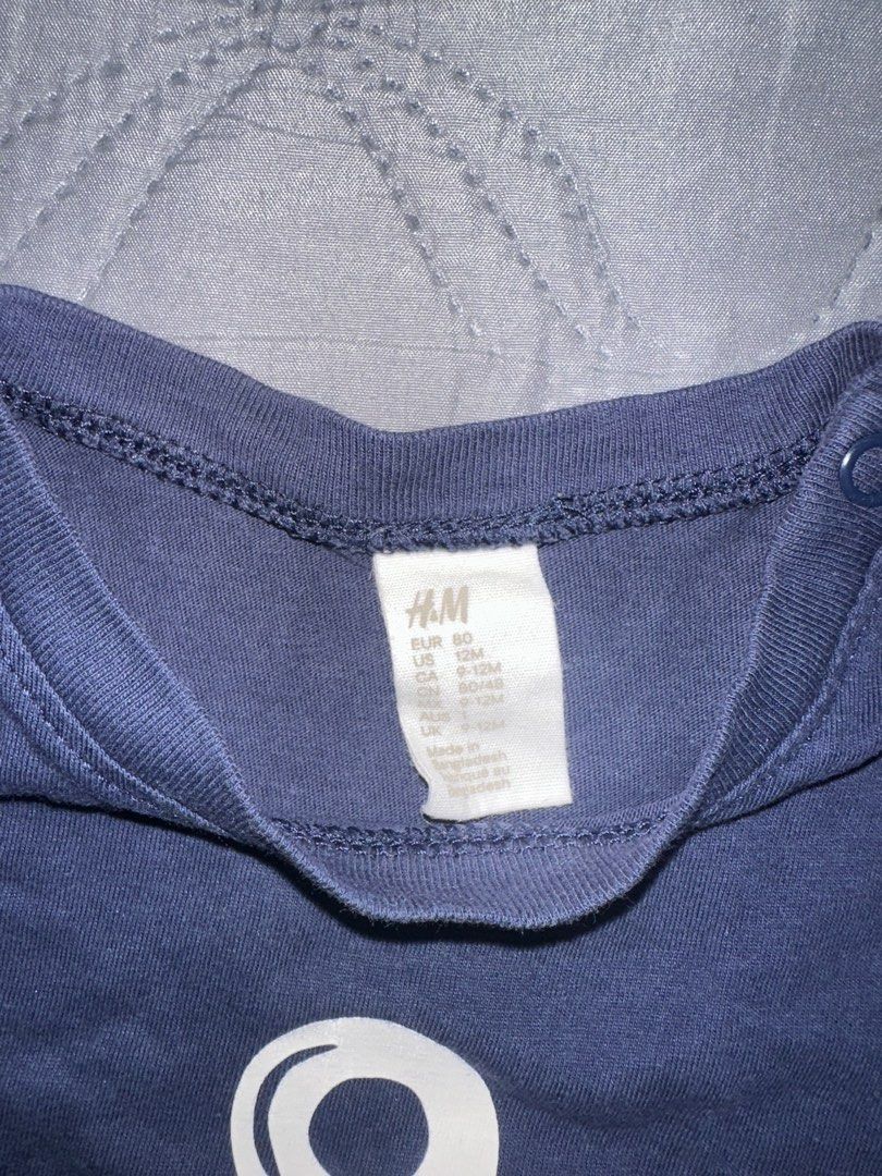 H&M Anchor Print T-shirt (Category: Babies & Kids Fashion) located in Bulacan. Submitted by dyna01 (Listing ID 1423847262, Image 2). Description: - H&M navy blue t-shirt - White anchor print - Size: 6-12 months - Short sleeves - Round neckline with snap buttons - Made in Bangladesh.
