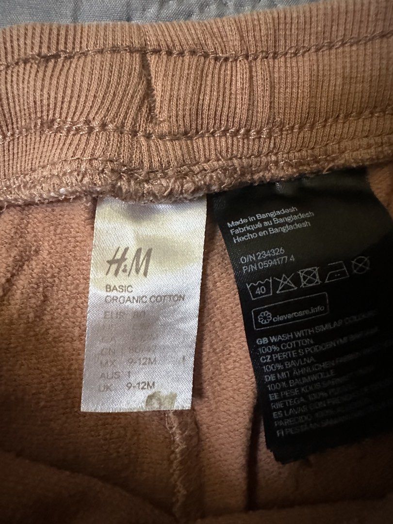 H&M Basic Organic Cotton Baby Pants (Category: Babies & Kids Fashion) located in Bulacan. Submitted by dyna01 (Listing ID 1423846977, Image 2). Description: - H&M baby pants - Size: 9-12 months - Material: Organic cotton - Color: Brown - Features: Drawstring waist, ribbed cuffs - Made in Bangladesh.