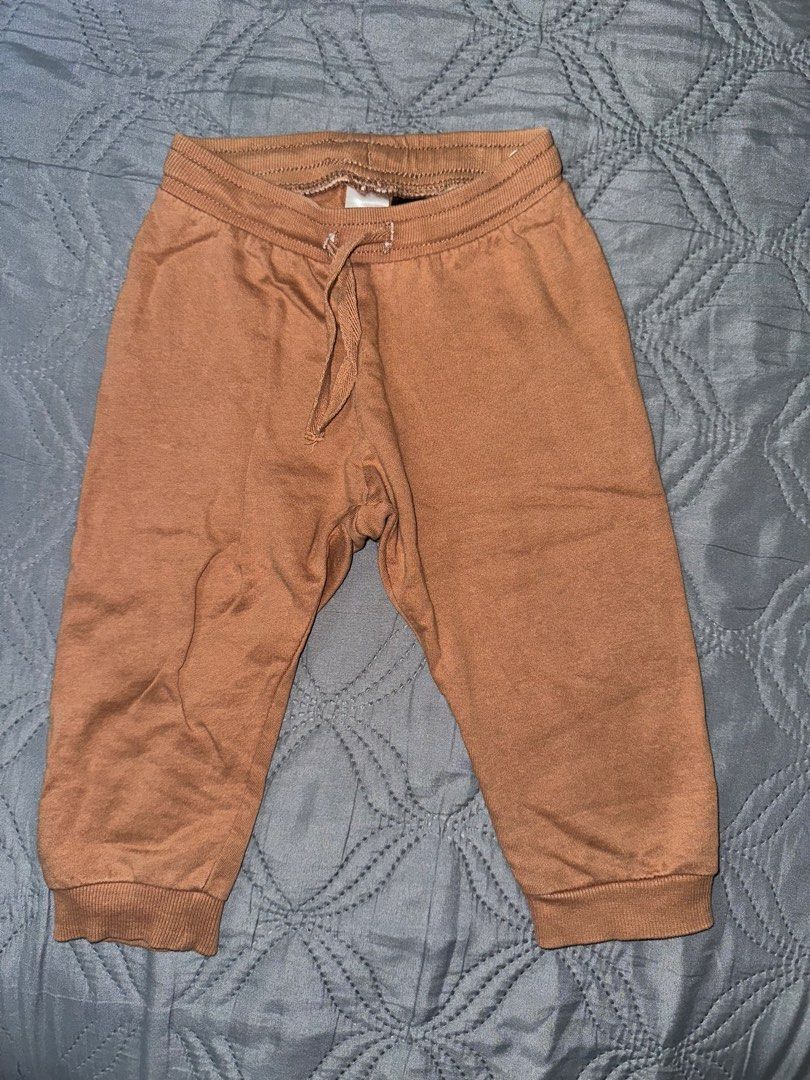 H&M Basic Organic Cotton Baby Pants (Category: Babies & Kids Fashion) located in Bulacan. Submitted by dyna01 (Listing ID 1423846977, Image 1). Description: - H&M baby pants - Size: 9-12 months - Material: Organic cotton - Color: Brown - Features: Drawstring waist, ribbed cuffs - Made in Bangladesh.