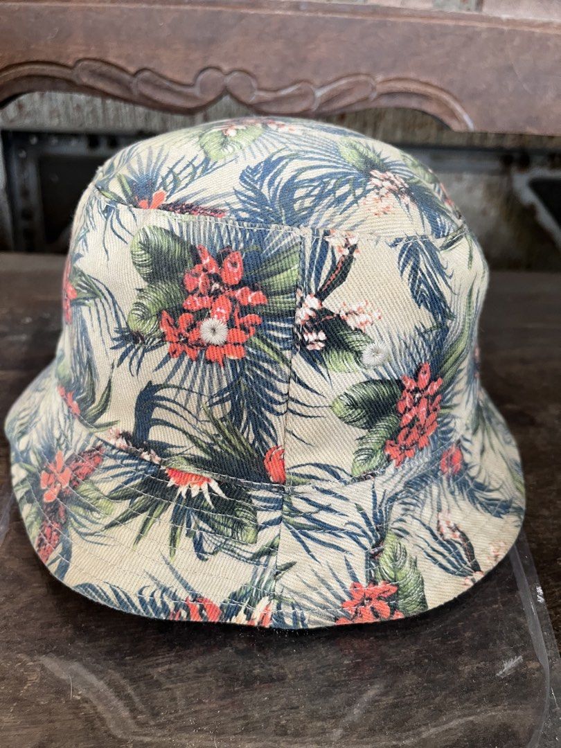 H&M Bucket Hat (Category: Caps & Hats) located in Manila. Submitted by moopoint18 (Listing ID 1423867396, Image 3). Description: H&M Bucket Hat Well used Needs wash .