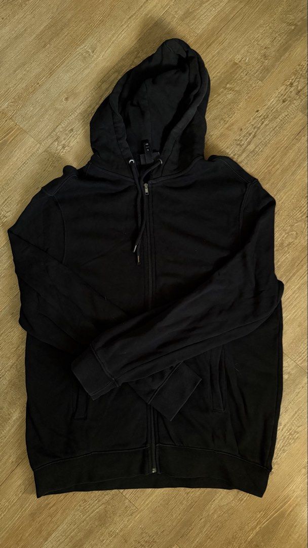 H&M Regular Fit Black Hoodie (Category: Hoodies) located in San Pablo. Submitted by chinitokiddd (Listing ID 1423865685, Image 1). Description: .