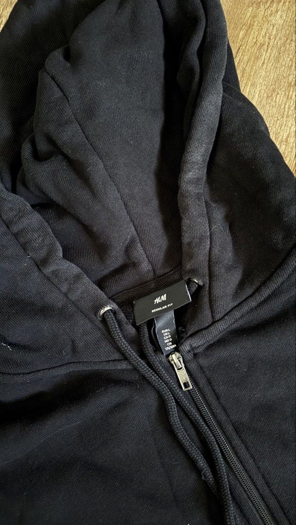 H&M Regular Fit Black Hoodie (Category: Hoodies) located in San Pablo. Submitted by chinitokiddd (Listing ID 1423865685, Image 2). Description: .