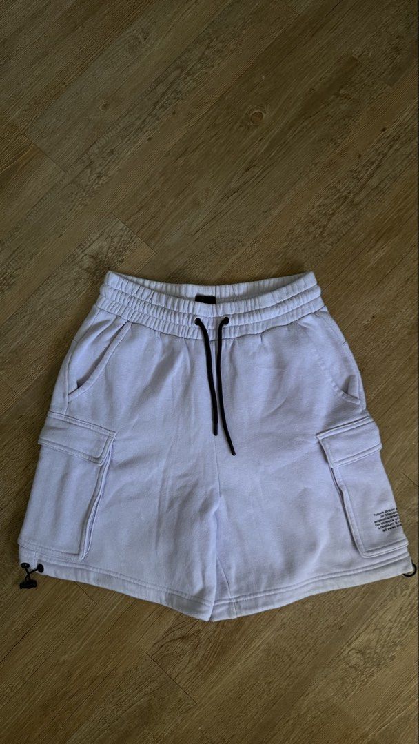 H&M Relaxed Fit Cargo Shorts (Category: Shorts) located in San Pablo. Submitted by chinitokiddd (Listing ID 1423865831, Image 1). Description: - H&M Relaxed Fit Cargo Shorts - Color: Light Purple - Features: - Drawstring waist - Two cargo pockets - Size: EUR S, US S, CA S, CN 170/92A - Comfortable, relaxed fit - Black drawstring.