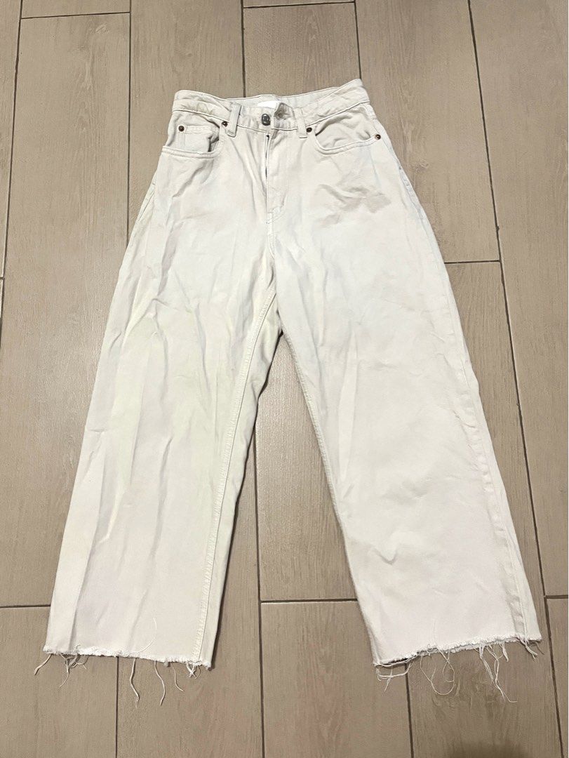 H&M Wide Leg Jeans (Category: Jeans) located in Makati City. Submitted by sixelaa (Listing ID 1423842286, Image 1). Description: - H&M Wide-Leg Jeans - Color: Light Beige - Size: 4 - Features: - Raw Hem - Button and Zipper Closure - Classic Five-Pocket Styling - Versatile style: Dress up or down..
