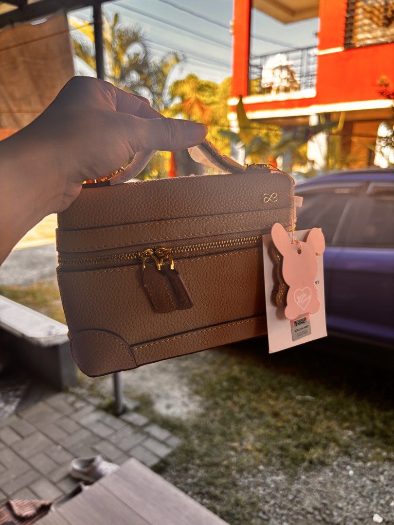 HOLB ( Micro Kate) (Category: Luxury Bags & Wallets) located in San Pablo. Submitted by aceastra (Listing ID 1423869826, Image 1). Description: .
