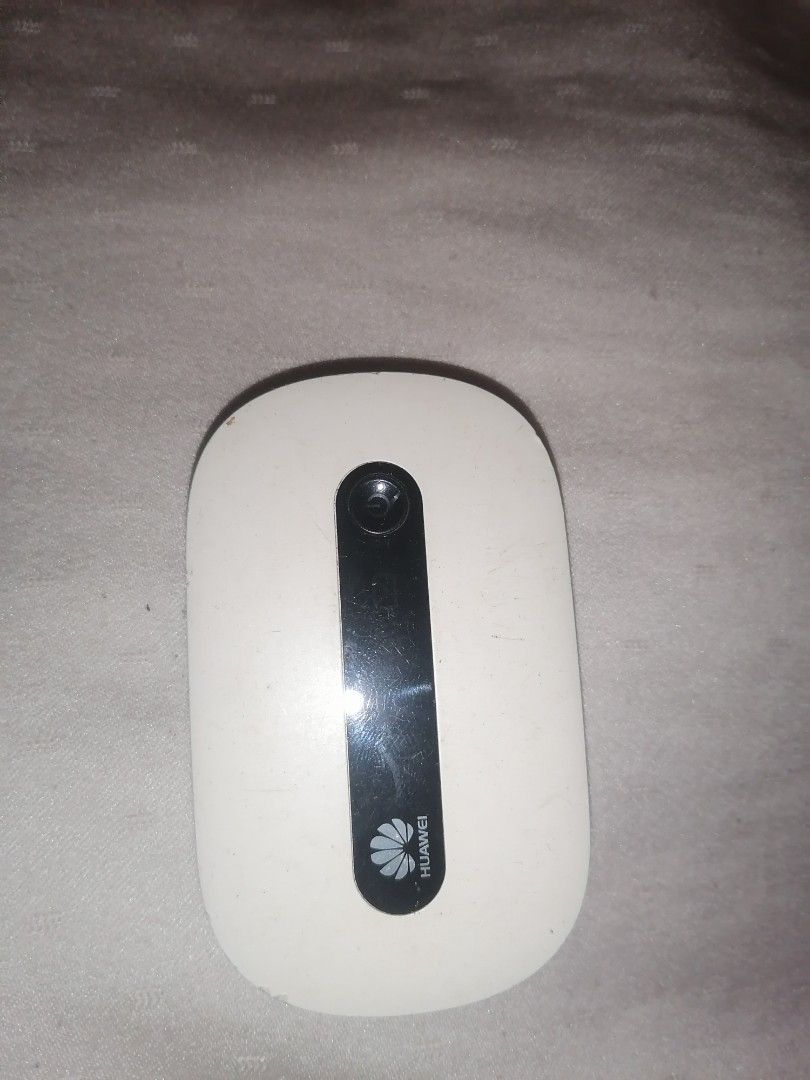 Huawei Mobile WiFi Router (Category: Networking) located in Manila. Submitted by kyliejelly22328 (Listing ID 1423791167, Image 2). Description: - White Huawei Mobile WiFi Router - Features a black vertical stripe and Huawei logo - In good working condition Need batery onky may naoorder ssp - Portable WiFi hotspot device.