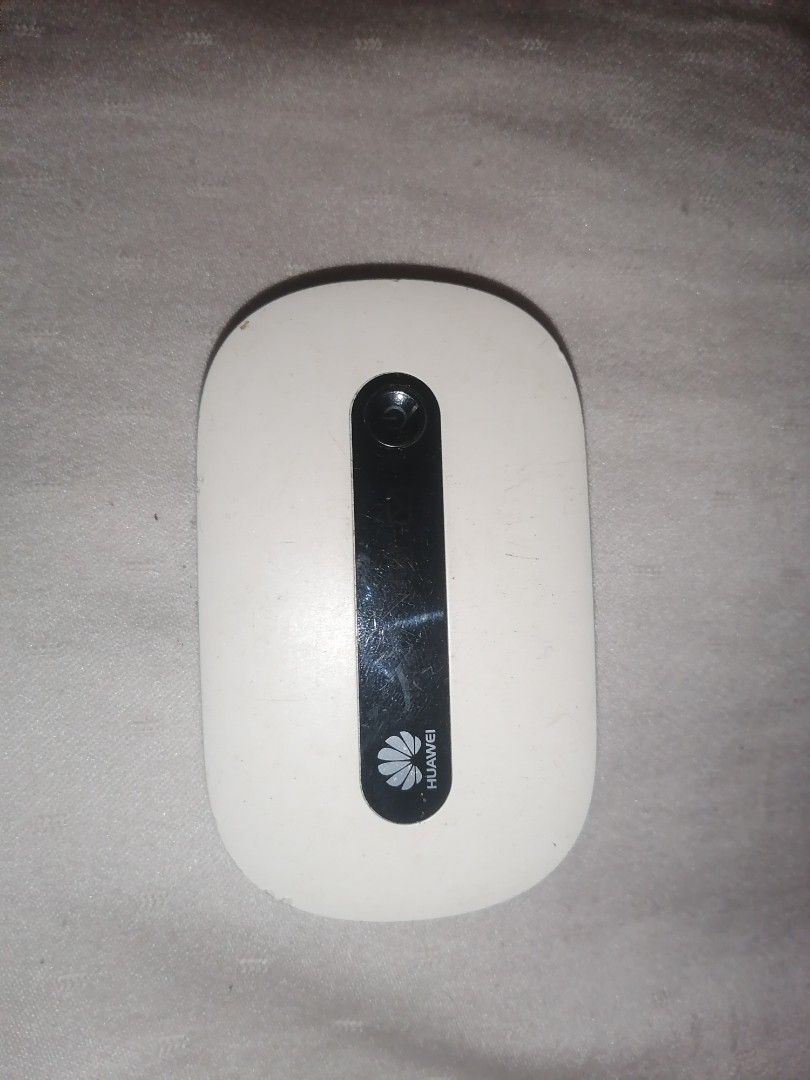 Huawei Mobile WiFi Router (Category: Networking) located in Manila. Submitted by kyliejelly22328 (Listing ID 1423791167, Image 1). Description: - White Huawei Mobile WiFi Router - Features a black vertical stripe and Huawei logo - In good working condition Need batery onky may naoorder ssp - Portable WiFi hotspot device.