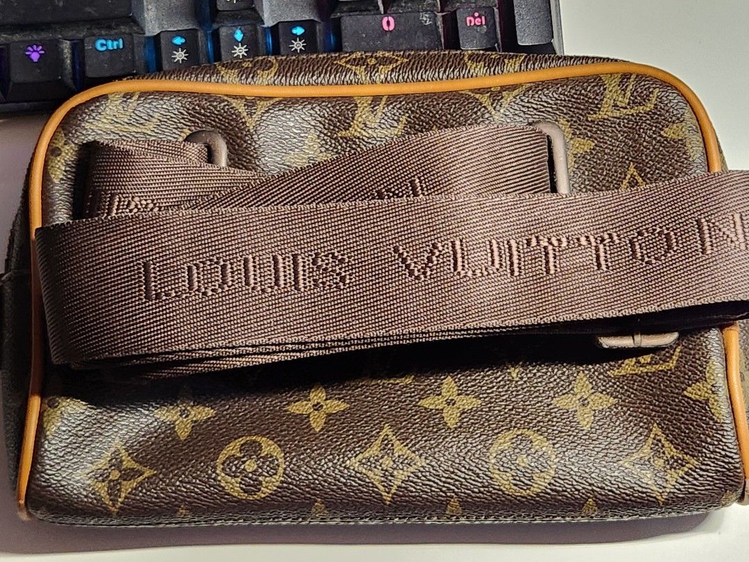 Louis Vuitton (Category: Luxury Bags & Wallets) located in Makati City. Submitted by juandiego2150 (Listing ID 1423832394, Image 3). Description: Hello! I'm selling my preloved Louis Vuitton Bag for 4999 only. Negotiable and can reduce the price if sure buyer. Can ship via Lbc or Lalamove and buyer should cover the delivery fee if the fee is above 200 php. Payment can be done through Pay maya or Gcash. - Louis Vuitton Inventeur - Code: AR2200, ma