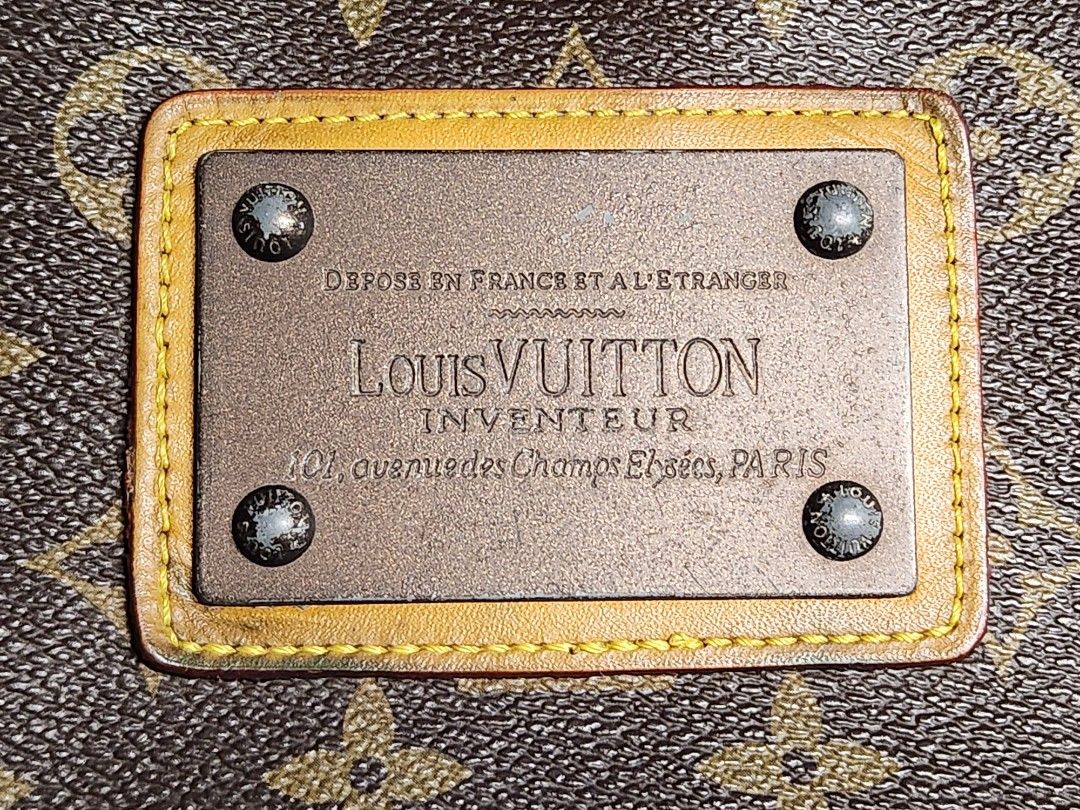 Louis Vuitton (Category: Luxury Bags & Wallets) located in Makati City. Submitted by juandiego2150 (Listing ID 1423832394, Image 2). Description: Hello! I'm selling my preloved Louis Vuitton Bag for 4999 only. Negotiable and can reduce the price if sure buyer. Can ship via Lbc or Lalamove and buyer should cover the delivery fee if the fee is above 200 php. Payment can be done through Pay maya or Gcash. - Louis Vuitton Inventeur - Code: AR2200, ma