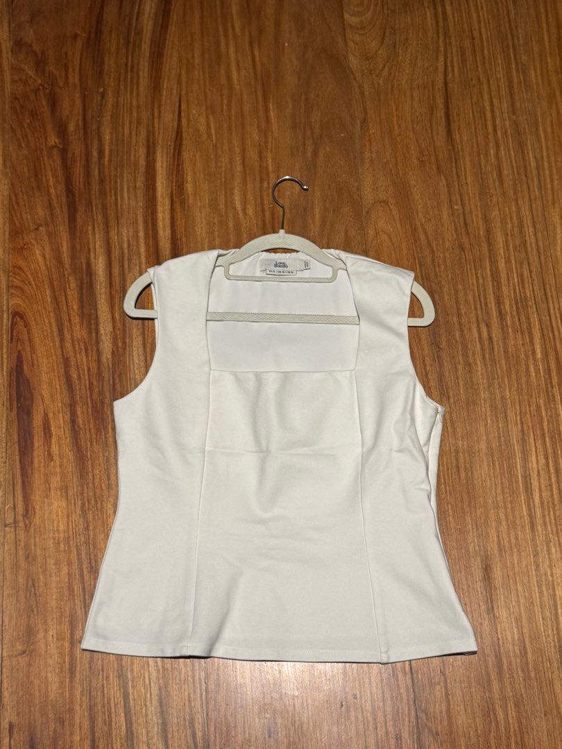 Love, Bonito Allegra Square Neck Shell Top (Category: Sleeveless) located in Manila. Submitted by samyosunrise4yf (Listing ID 1423814965, Image 1). Description: - worn 1-2x only - bought for 1.6k.
