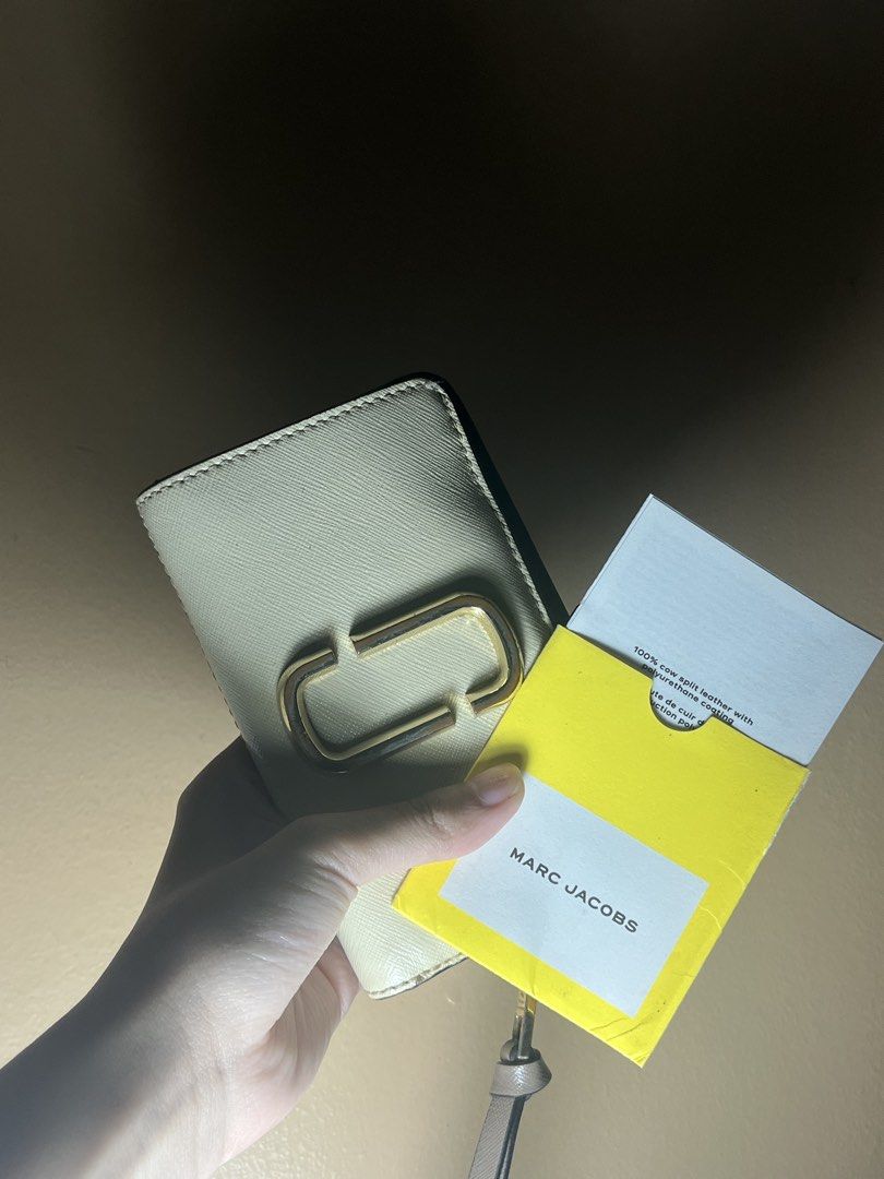 Marc Jacobs Bifold Wallet White Black Snapshot (Category: Luxury Bags & Wallets) located in Manila. Submitted by annamarie0012 (Listing ID 1423842038, Image 1). Description: The only sign of use is the scratches pn the logo (as seen in the pictures) - well loved ♥️ authentic Has lots of slots and can fit so much ! Market price is 10k but selling low due to use .