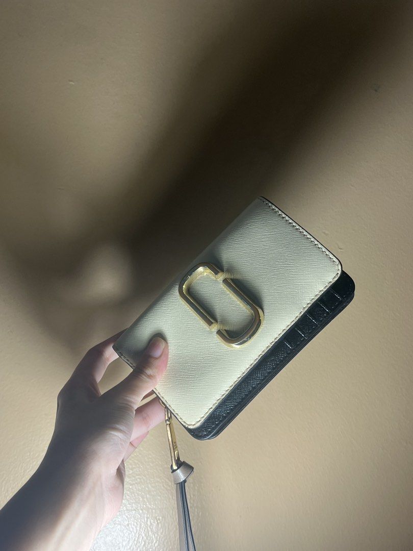 Marc Jacobs Bifold Wallet White Black Snapshot (Category: Luxury Bags & Wallets) located in Manila. Submitted by annamarie0012 (Listing ID 1423842038, Image 3). Description: The only sign of use is the scratches pn the logo (as seen in the pictures) - well loved ♥️ authentic Has lots of slots and can fit so much ! Market price is 10k but selling low due to use .