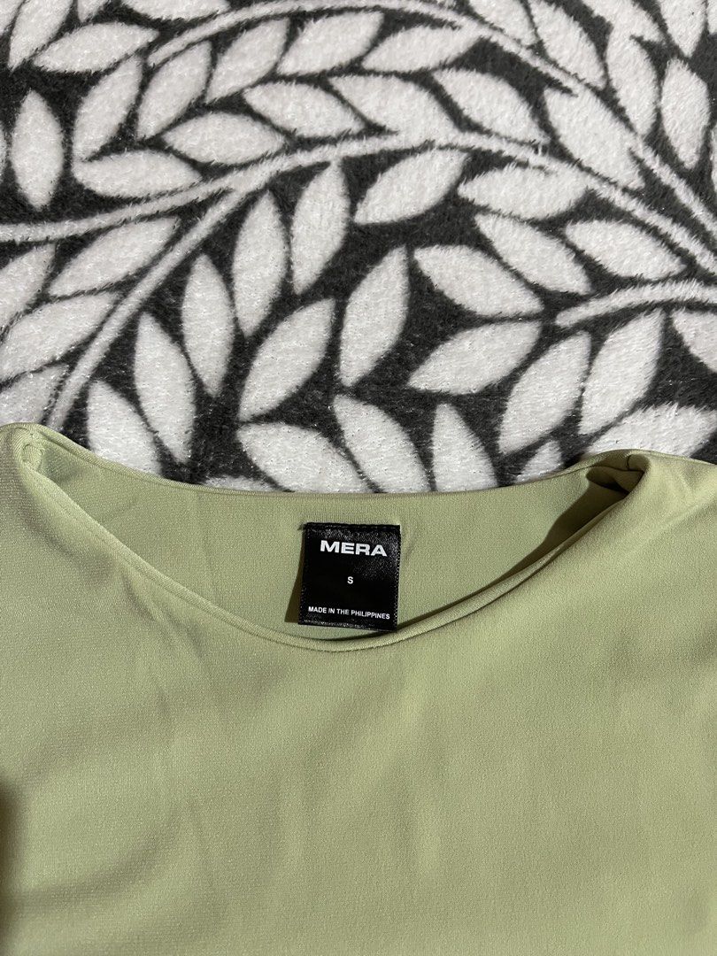 Mera Apple Green Shirt (S) (Category: Shirts) located in Cauayan City . Submitted by preloved_goodiesss (Listing ID 1423867726, Image 2). Description: - Green Mera T-shirt - Size: S - Made in the Philippines - Features: Round neckline, short sleeves - Fabric: Smooth, stretchy material Used once Price is negotiable for sure buyers.