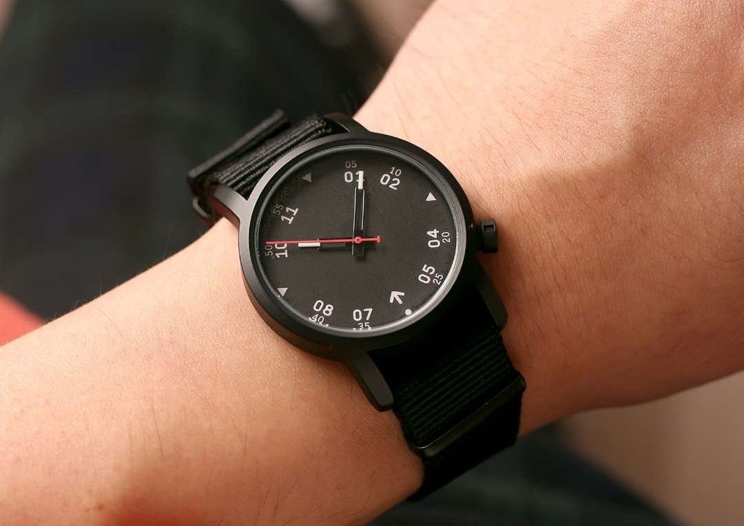 Minimalist Black Watch (Category: Men's Watches) located in San Mateo. Submitted by joryee (Listing ID 1423841413, Image 3). Description: -Brandnew item -Comes with original box and user manual - Black minimalist watch - Black dial with white hour markers - Red second hand - Black nylon strap - Designed in London.