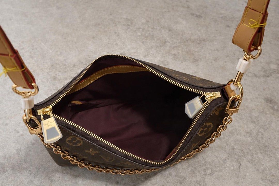 Monogram Handbag (Category: Shoulder Bags) located in Singapore. Submitted by chiongmart (Listing ID 1423944404, Image 2). Description: - Classic monogram canvas - comes with handle and Gold chain strap - Clean and well-maintained interior - Stylish and versatile Please note item comes with aesthetic imperfections. Only purchase if you are comfortable. Delivery costs $10-15 depends on location.
