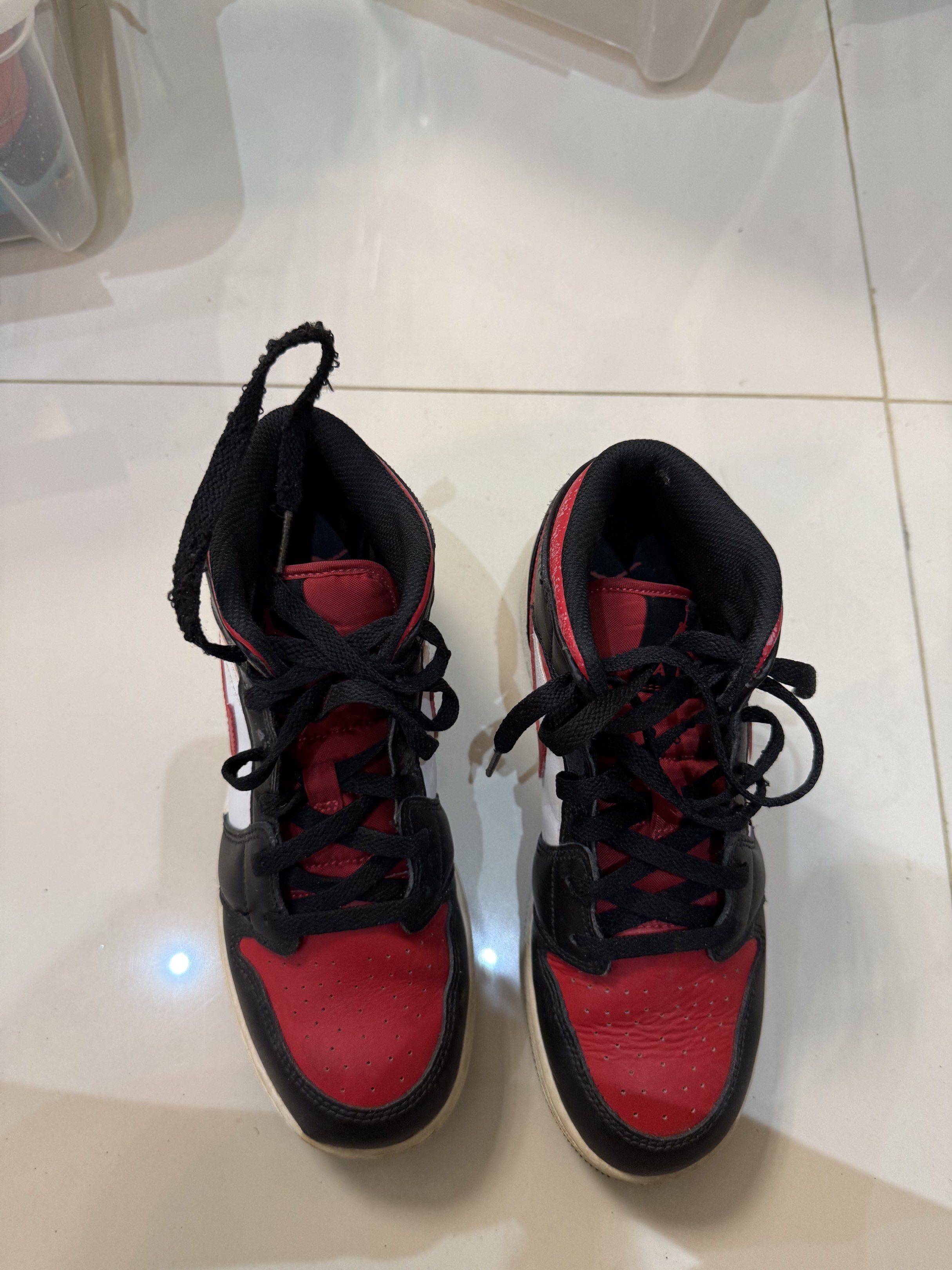 Nike Air Jordan 1 Mid Bred Toe (Category: Sneakers) located in Santa Rosa. Submitted by xei___ (Listing ID 1423888824, Image 2). Description: SIZE US 6Y has issues sa may lace, all goods na sa iba with box 650 lp.