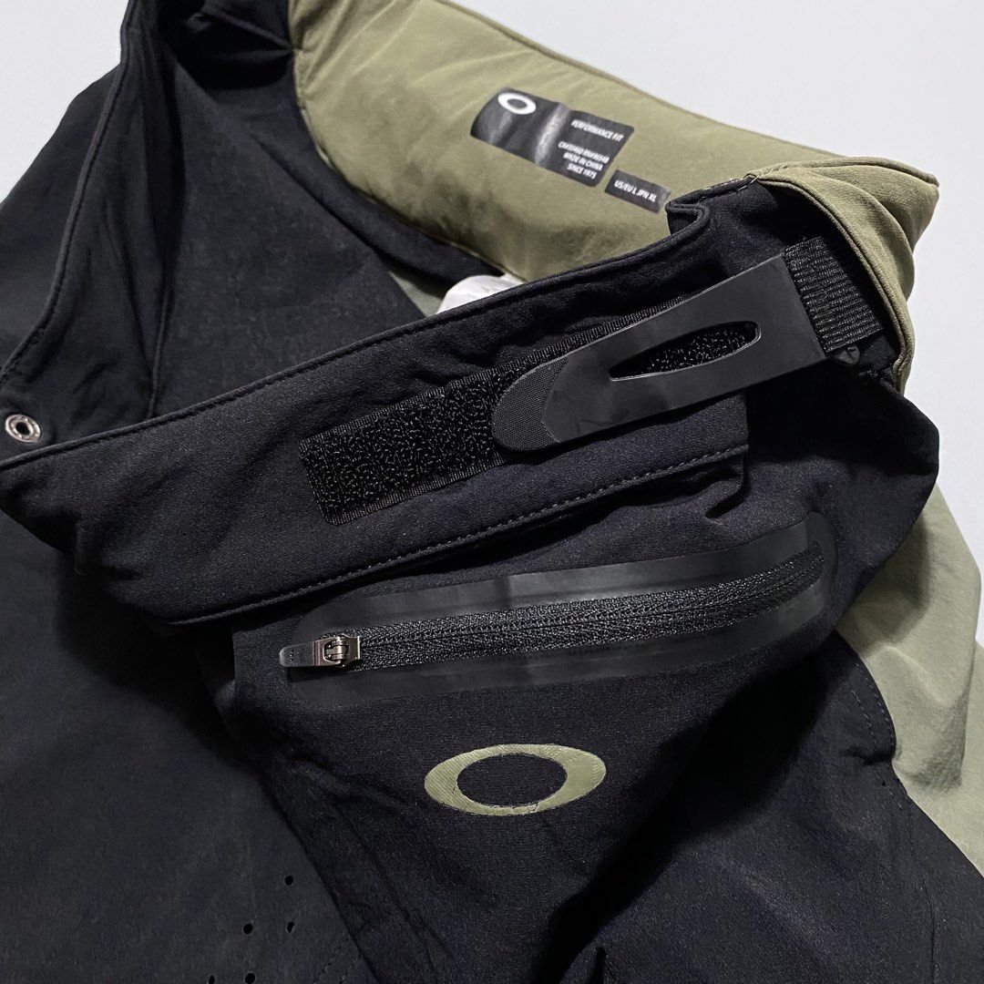 Oakley MTB Trail short (Category: Shorts) located in Imus. Submitted by fndsvntg_307 (Listing ID 1423916602, Image 3). Description: - Oakley Performance Fit Men's Shorts - Colors: Black and Olive Green - waistline 33 up to 36 - Zippered back pocket - Zippered side pocket - Oakley logo on back and side - Size: US/EU L, JPN XL - AUTHENTIC.