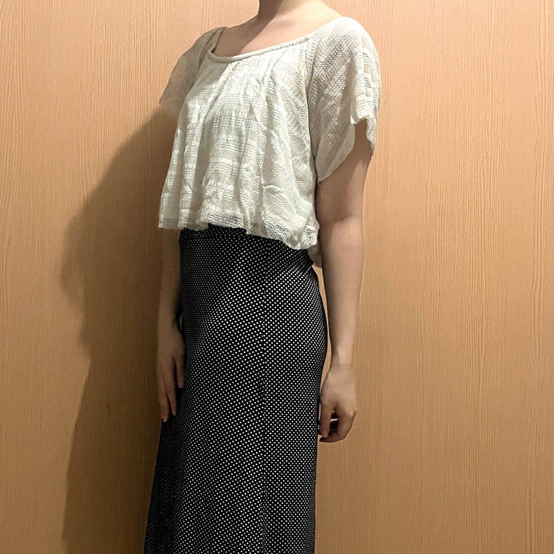Off-Shoulder Cropped Top (Category: Blouses) located in Makati City. Submitted by sixelaa (Listing ID 1423842149, Image 3). Description: - Off-shoulder design - Cropped length - Short sleeves - Textured, woven fabric - Light, neutral color - Great for various outfits - Dress up or down.